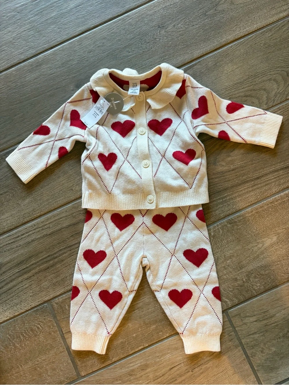 Baby Gap 2 piece set with red hearts on a cream background knit Size 3-6 months